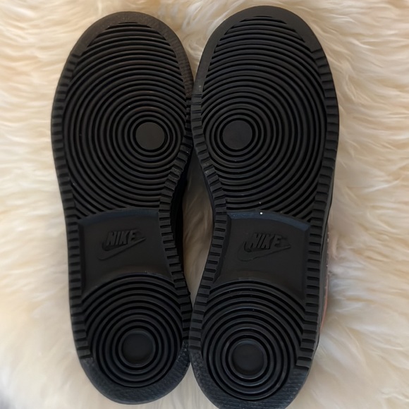 Nike Women’s Black with rose gold trim. - Picture 2 of 3